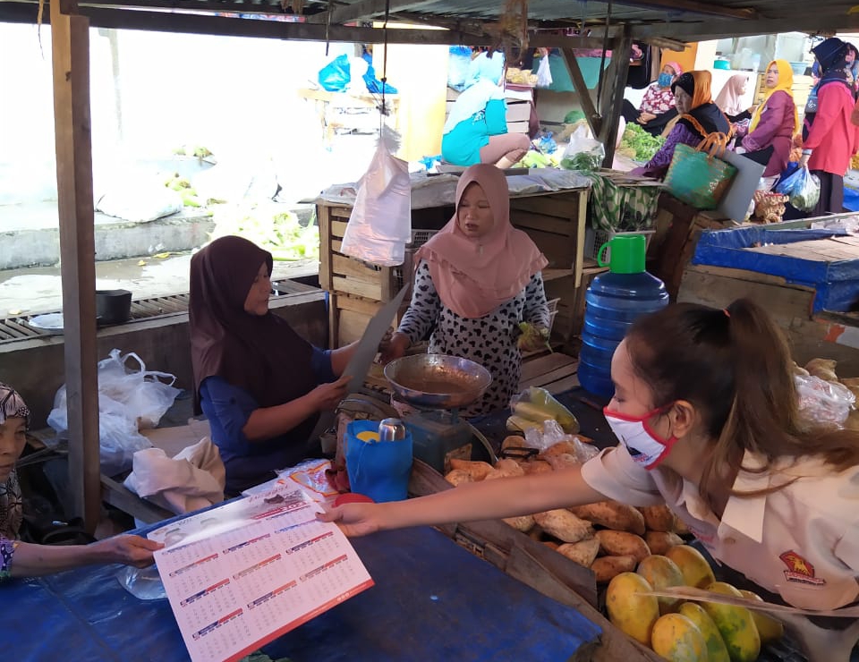 Pembagian masker dan alat peraga kampanye oleh Srikandi Gerindradi pasar Belimbing, Kota Padang, Senin (9/11)
